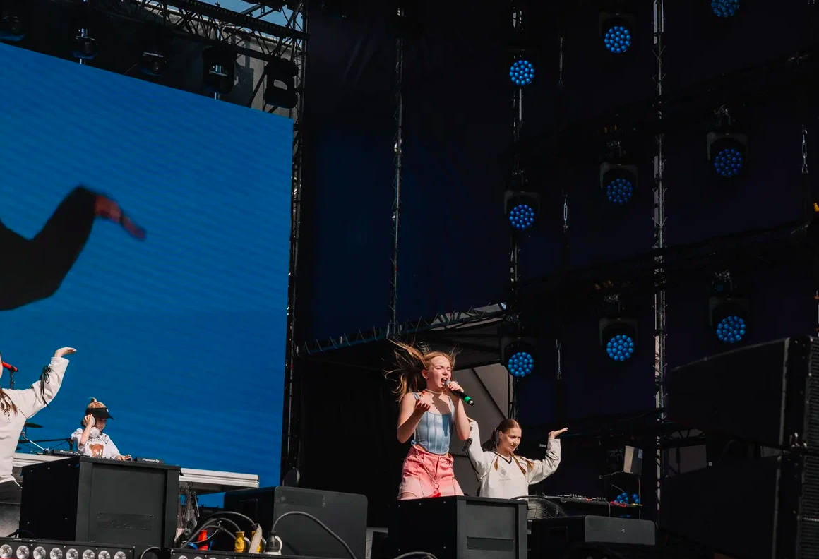 Фото Орали «Сигма-бой» и «А у реки». Опубликованы яркие моменты Черника Music Fest в Новосибирске 18